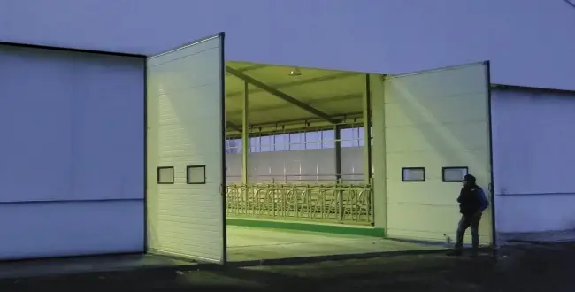 особенности Распашные промышленные ворота