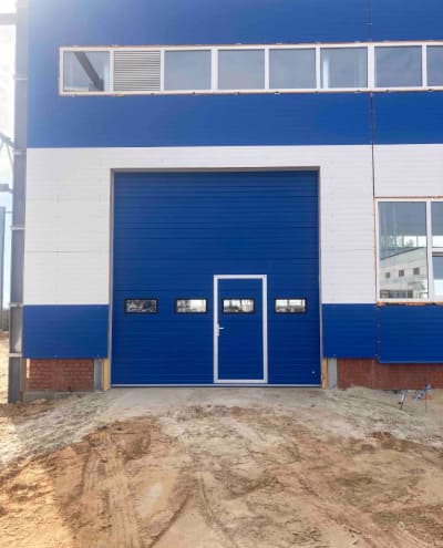 Промышленные секционные ворота TLP 4200*4230 панель RIB. Остекление, калитка, электропривод, повышенный подъем
