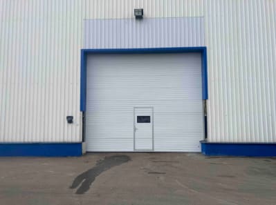 Промышленные секционные ворота TLP 5600*4800 панель RIB. Остекление, калитка, электропривод, повышенный подъем