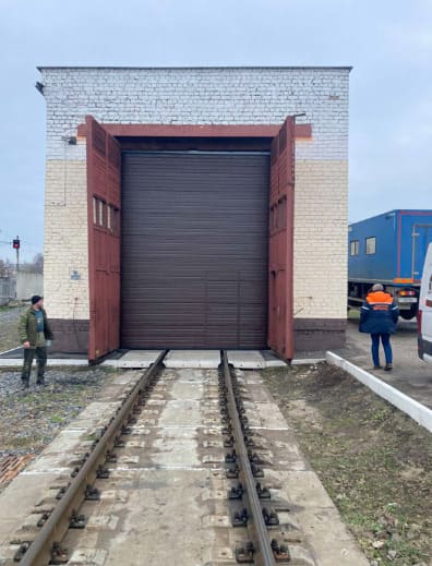 Промышленные секционные ворота TLP 4370*5300 панель RIB. Калитка, электропривод